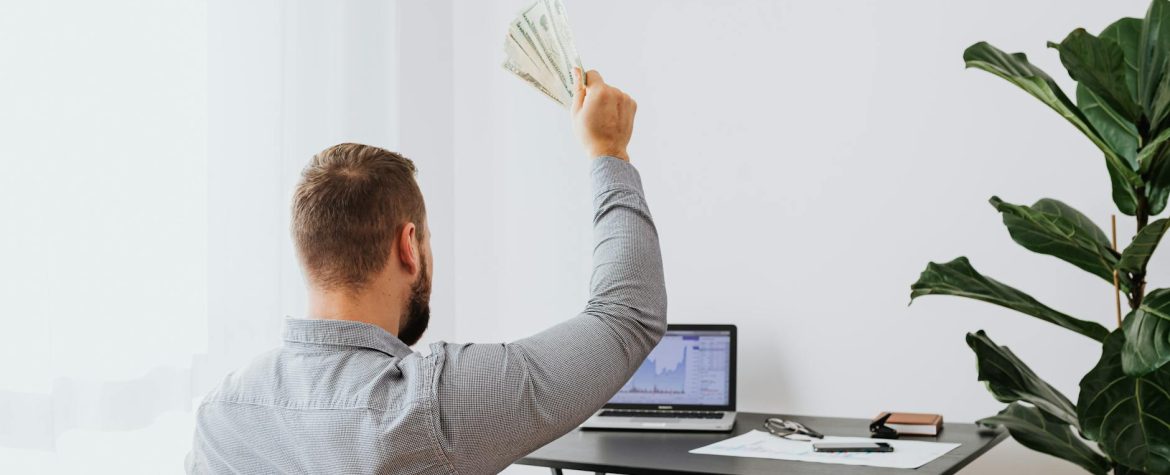 Make money thanks to our webmaster in London while working in the background