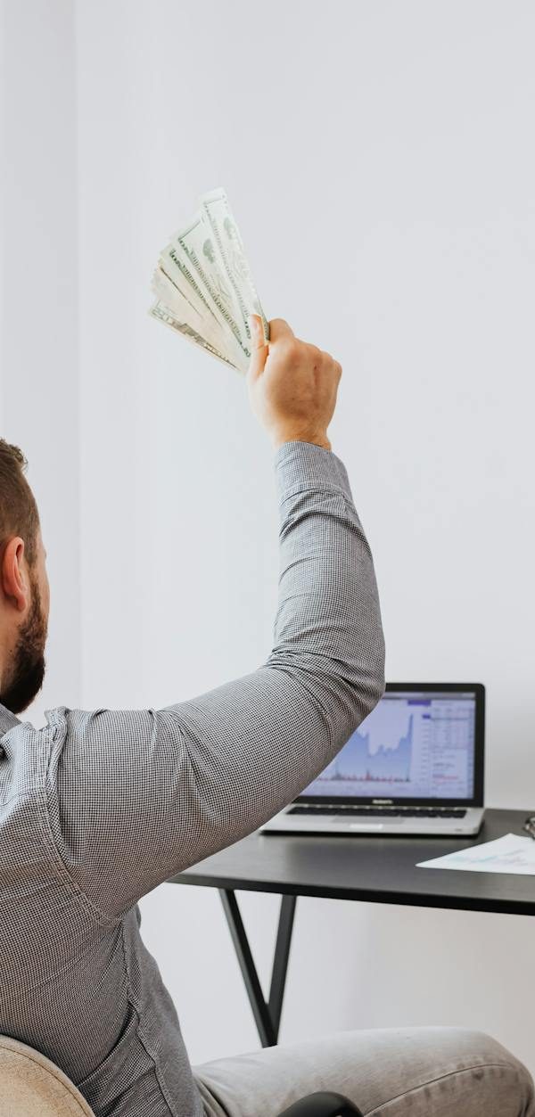 Make money thanks to our webmaster in London while working in the background