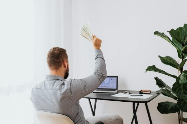 Make money thanks to our webmaster in London while working in the background